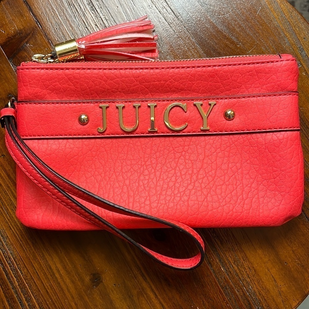 NWOT JUICY COUTURE CORAL VEGAN LEATHER WRISTLET